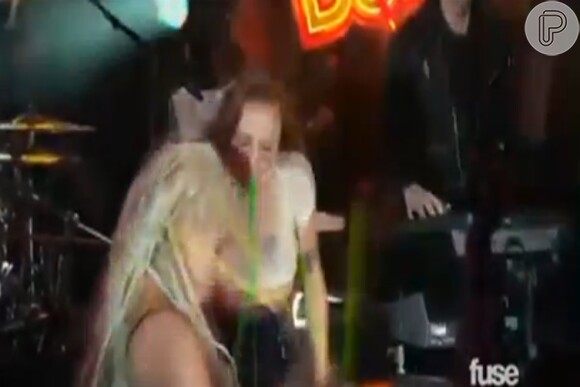 Jovem usa substância verde para 'vomitar' em Lady Gaga durante show no Texas, EUA
