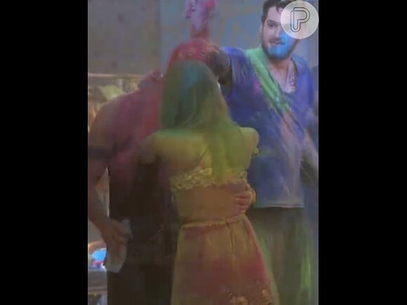 'BBB 14': Cássio joga pó colorido em Marcelo enquanto ele tenta beijar Angela na Festa Indiana