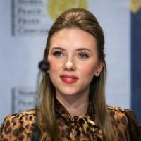 Scarlett Johansson defende Woody Allen das acusações de abuso sexual