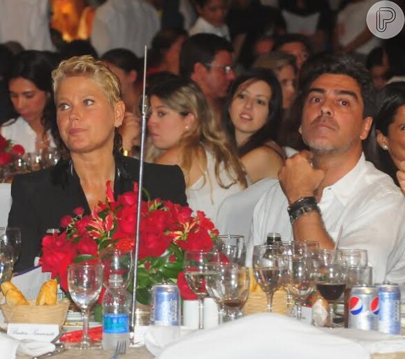 Xuxa sentou à mesa com o namorado, Junno, durante evento em São Paulo