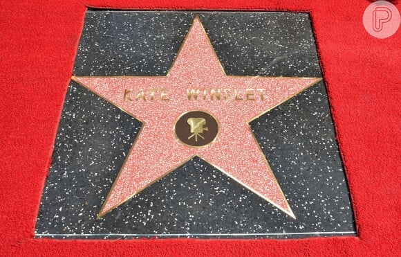 Kate Winslet recebe estrela na Calçada da Fama de Hollywood aos 38 anos