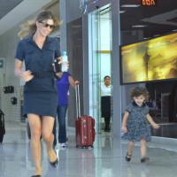 Grazi Massafera se diverte com a filha, Sofia, em saguão de aeroporto, no Rio