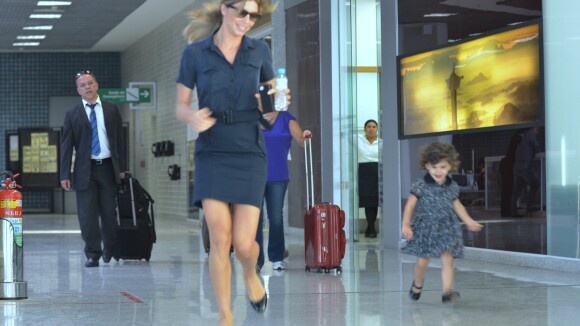 Grazi Massafera se diverte com a filha, Sofia, em saguão de aeroporto, no Rio