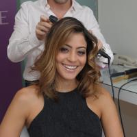Carol Castro cuida dos cabelos em hotel de São Paulo durante lançamento de marca