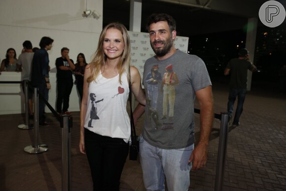 Fernanda Rodrigues posa com o marido, Raoni Carneiro