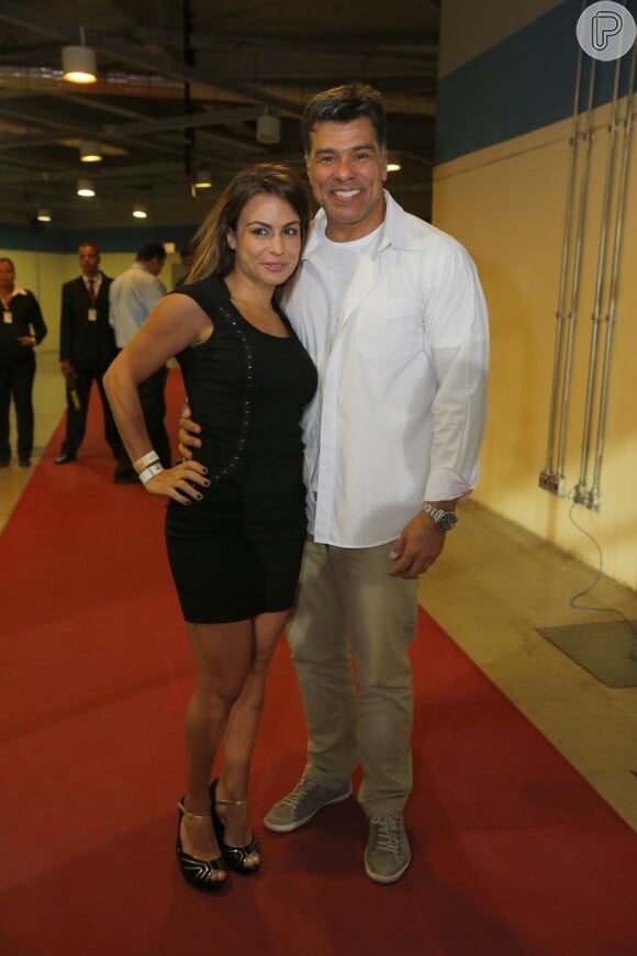 Maurício Mattar vai ao show com a namorada, Bianca Andrade