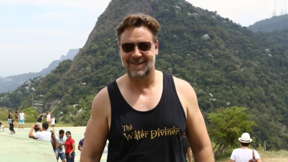 Russell Crowe anda de bicicleta e visita mirante em comunidade no Rio de Janeiro