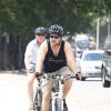 Russell Crowe pedala acompanhado de amigo
