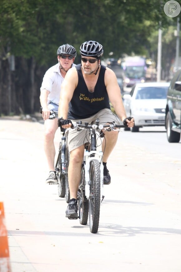 Russell Crowe pedala acompanhado de amigo