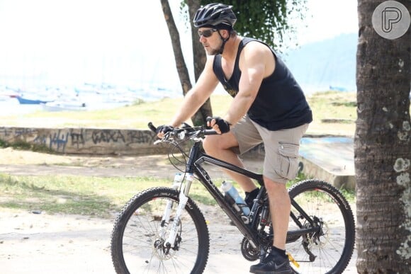 Russell Crowe pedala de Ipanema até Laranjeiras durante visita ao Rio de Janeiro