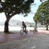 Russell Crowe pedala de Ipanema até Laranjeiras durante visita ao Rio de Janeiro, em 21 de março de 2014