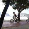 Russell Crowe pedala de Ipanema até Laranjeiras durante visita ao Rio de Janeiro, em 21 de março de 2014