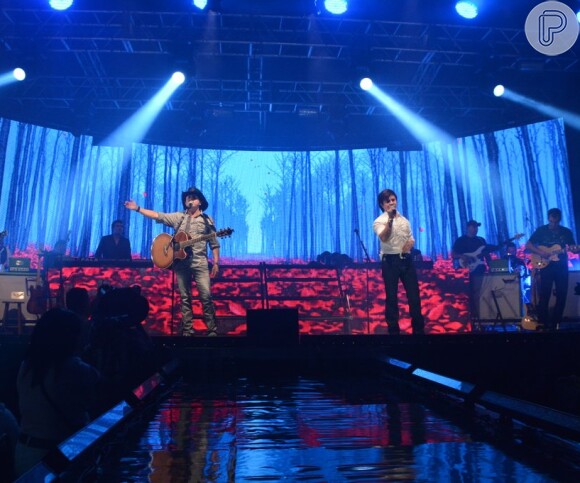 No show de Chitãozinho & Xororó havia um mini lago no palco