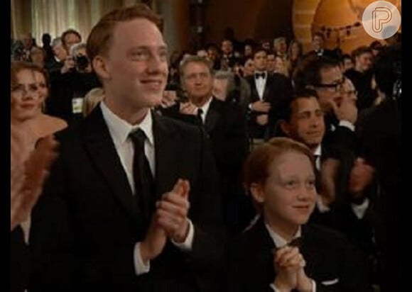 Charles e Kit, como Christopher é chamado, aplaudiram o discurso da mãe no Globo de Ouro