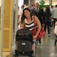 Juliana Paes passeia sorridente com os filhos, Pedro e Antônio, em shopping