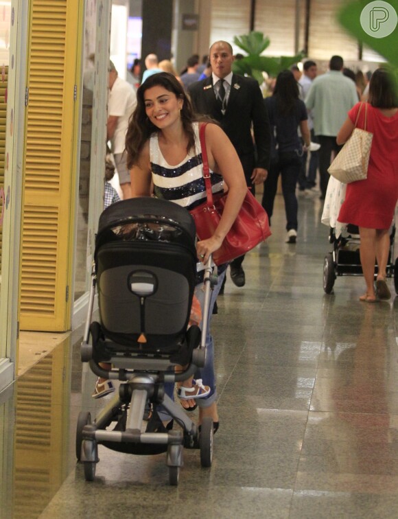 Juliana Paes passeia com os dois filhos em shopping do Rio de Janeiro em 22 de março de 2014