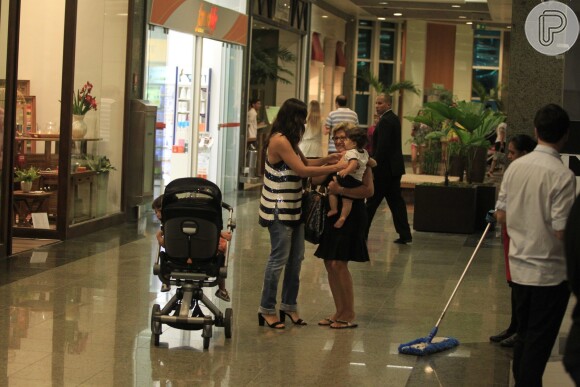 Juliana Paes faz passeio em shopping do Rio de Janeiro com os dois filhos, Pedro e Antônio, em 22 de março de 2014