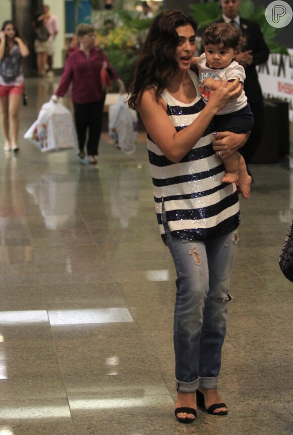 Juliana Paes curte momento de folha com os filhos no shopping
