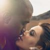 Kim Kardashian e Kanye West se beijam em ensaio fotográfico da 'Vogue'