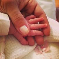 Nivea Stelmann publica foto com a mãozinha de Bruna, sua filha recém-nascida