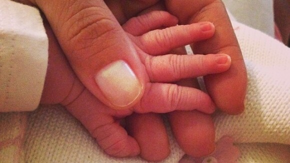 Nivea Stelmann publica foto com a mãozinha de Bruna, sua filha recém-nascida