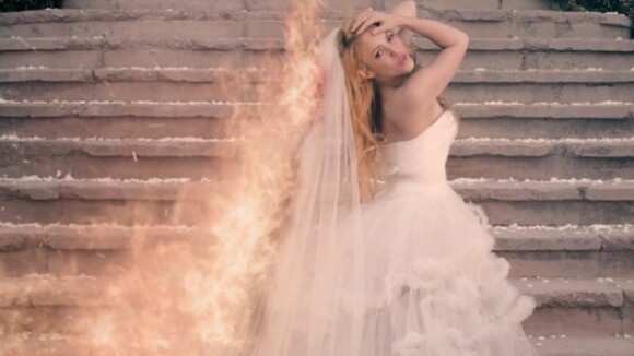 Shakira vira 'noiva em fuga' em seu novo videoclipe, 'Empire'