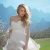 Shakira vira uma noiva em fuga em seu novo videoclipe, 'Empire'