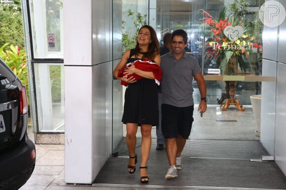 Nivea Stelmann e o marido, Marcus Rocha, deixam a maternidade com Bruna (26 de março de 2014)