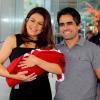 Nivea Stelmann sai da maternidade com Bruna nos braços, ao lado do marido, Marcus Rocha (26 de março de 2014)
