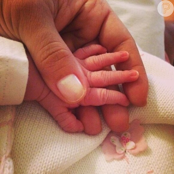 Nivea Stelmann mostra a mãozinha da filha no Instagram