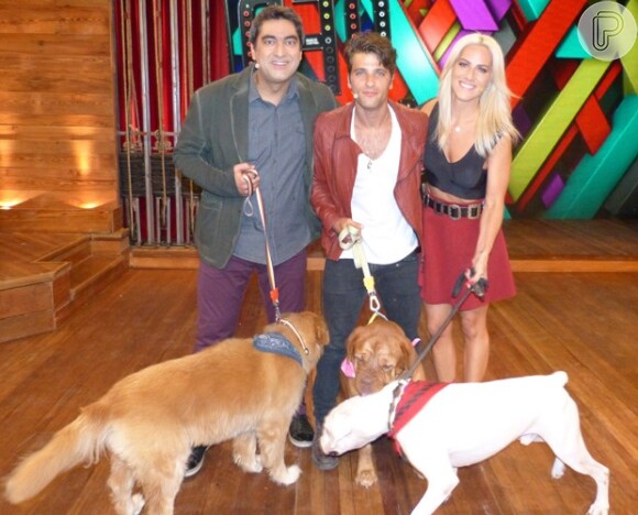 Bruno Gagliasso foi o convidado especial da tarde desta quarta-feira, 26 de março de 2014, do 'Vídeo Show' e recebeu uma surpresa carinhosa: a visita de sua mulher, Giovanna Ewbank, e de 3 de seus cachorros