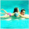 Jayme Matarazzo posta foto em seu Instagram, nadando com sua irmã caçula, Maysa, de 2 anos, em 20 de janeiro de 2013