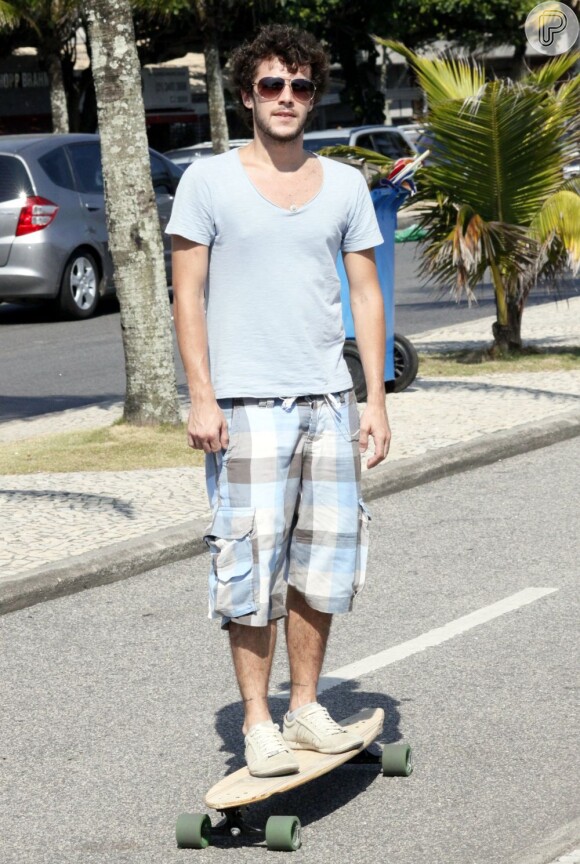 Jayme, filho mais velho de Jayme Monjardim, também adora andar de skate na praia