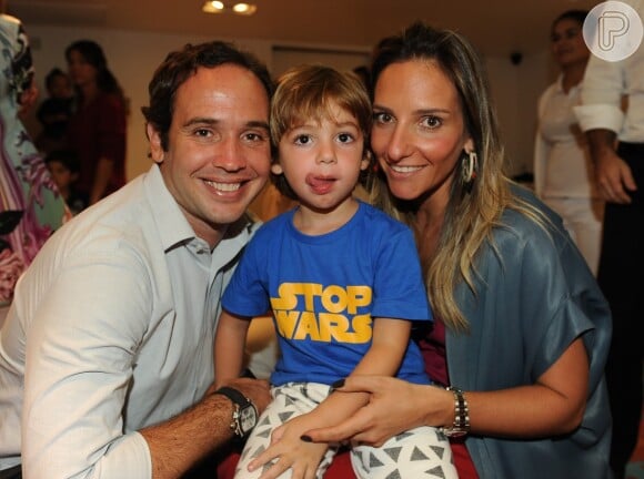 Comentarista esportivo Caio Ribeiro e a mulher, Renata Leita, levam o filho João a desfile em São Paulo