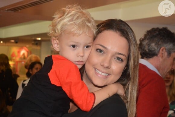 Davi Lucca, filho de Neymar, fica agarrado à mãe, Carolina Dantas, em evento em São