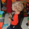 Davi Lucca, filho de Neymar, de dois anos, se diverte em evento de moda em São Paulo