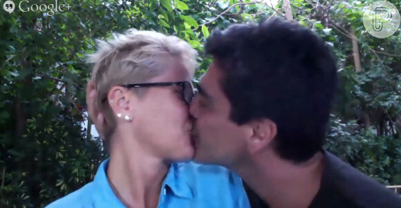 Xuxa ganha beijo de Junno Andrade durante chat com fãs