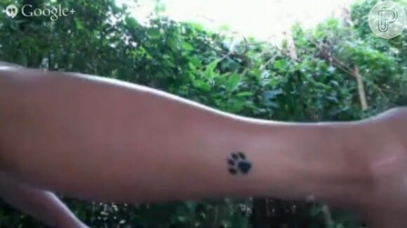 Xuxa mostra sua nova tatuagem, uma patinha de cachorro