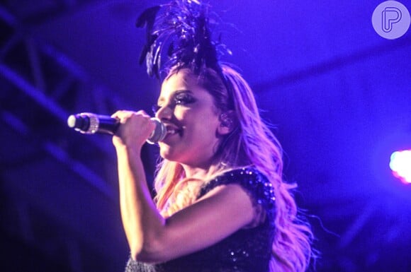 Anitta cantou loira durante o Carnaval