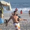 José Loreto mostra corpo sarado ao jogar futevôlei na praia com amigos