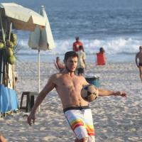 José Loreto joga futevôlei no Rio e fala sobre fratura na mão