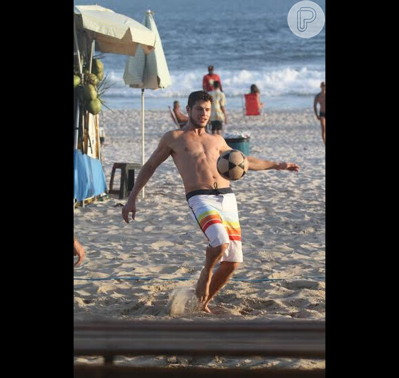 José Loreto mostra corpo sarado ao jogar futevôlei na praia com amigos