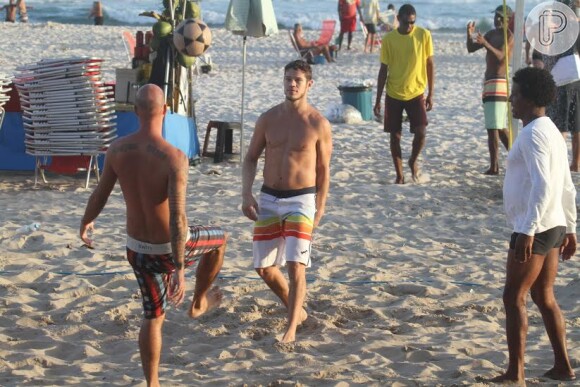 José Loreto joga futevôlei na praia com amigos