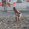 José Loreto joga futevôlei na praia com amigos