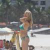 Leticia Spiller grava comercial em praia no Rio de Janeiro e  mostra corpão aos 40