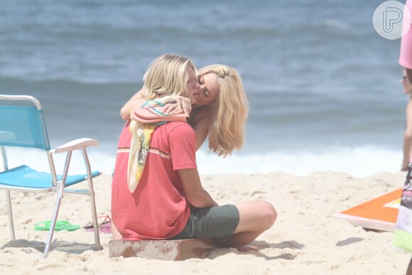 Leticia Spiller recebe o carinho do filho, Pedro, em gravação de comercial na praia de São Conrado, no Rio de Janeiro