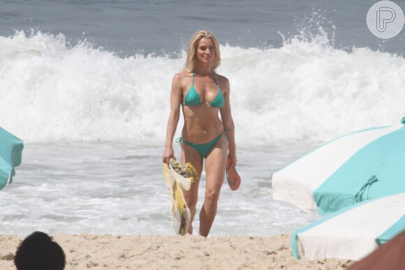 Aos 40, Leticia Spiller mostra corpo enxuto em dia de praia no Rio