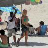 Aos 40 anos e de biquíni, Leticia Spiller exibe corpão em praia no Rio de Janeiro