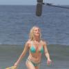 Letícia Spiller desfila com corpão em dia de praia no Rio de Janeiro