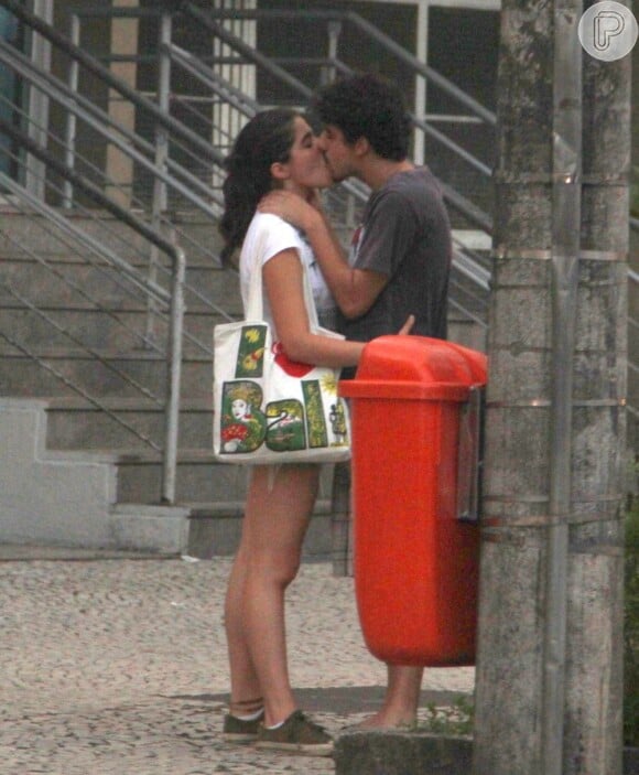George Sauma troca beijos com a estudante Carolina Repetto no Rio de Janeiro